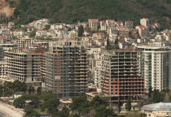 Divlja gradnja u Petrovcu: Objekat bez dozvole nikao uz zgradu, reagovala inspekcija, stanari uznemireni