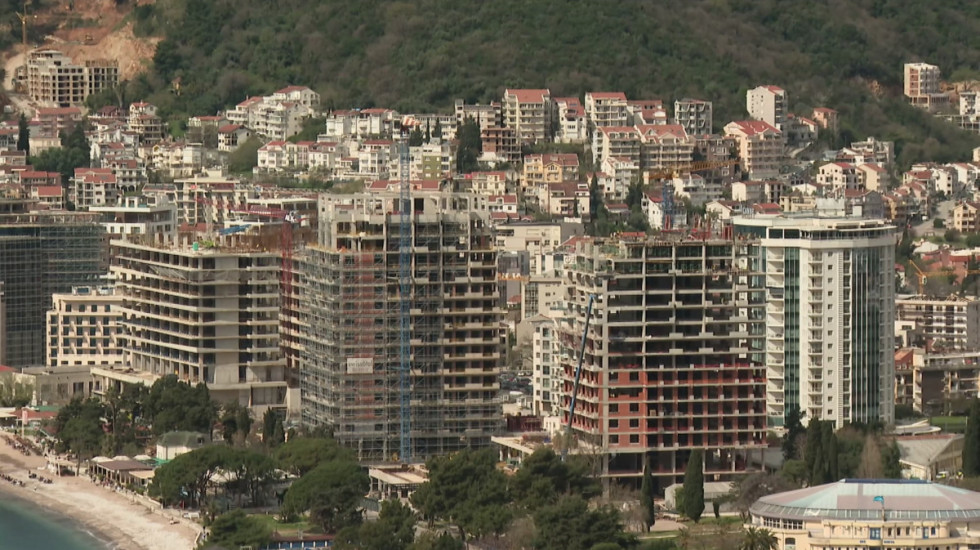 Divlja gradnja u Petrovcu: Objekat bez dozvole nikao uz zgradu, reagovala inspekcija, stanari uznemireni