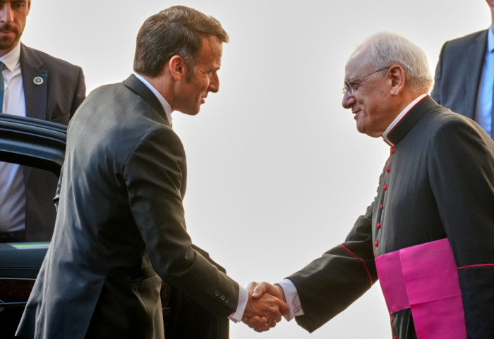 (FOTO) Papa Lav XIV na sastanku sa Makronovima, na poklon dobio košarkaški dres, mape i knjige