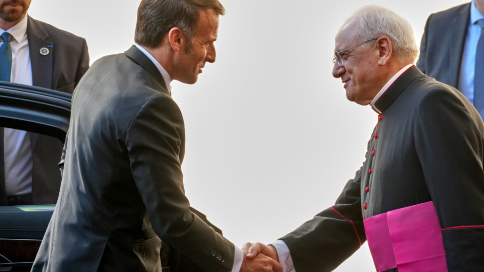 (FOTO) Papa Lav XIV na sastanku sa Makronom, na poklon dobio košarkaški dres, mape i knjige