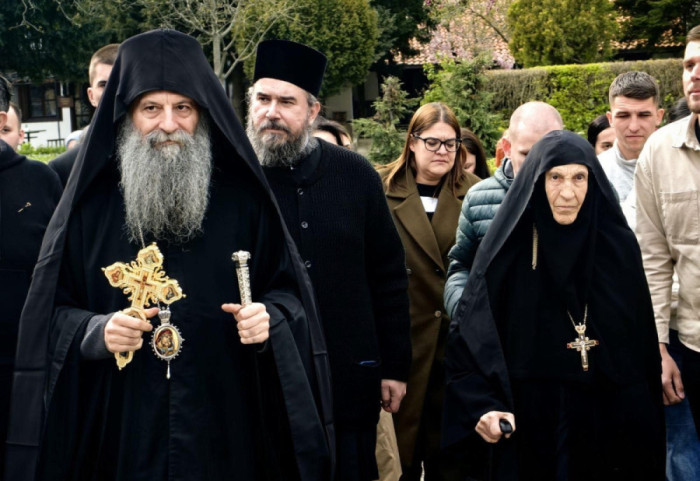Patrijarh Porfirije stigao u Pećku patrijaršiju gde će služiti liturgiju za Vaskrs, dočekali ga sveštenici i vernici