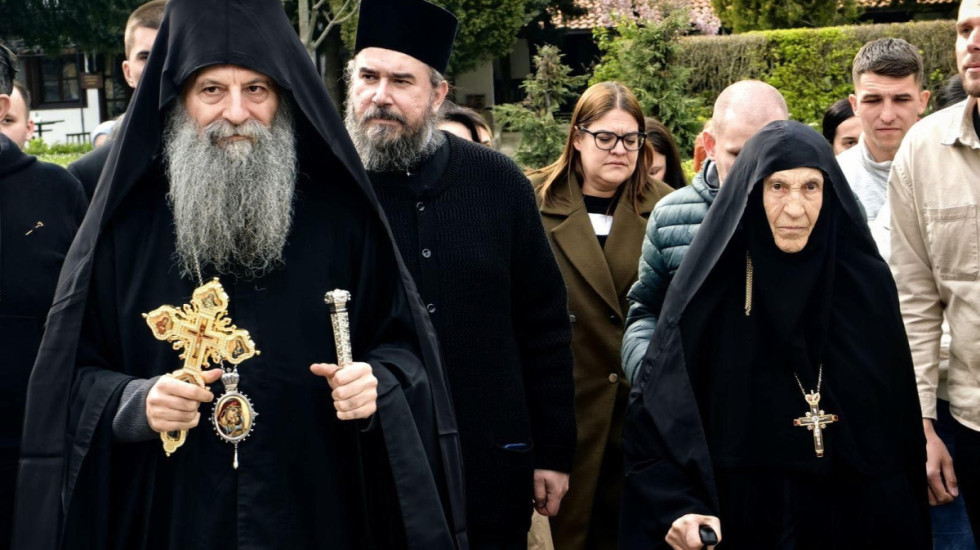 Patrijarh Porfirije stigao u Pećku patrijaršiju gde će služiti liturgiju za Vaskrs, dočekali ga sveštenici i vernici