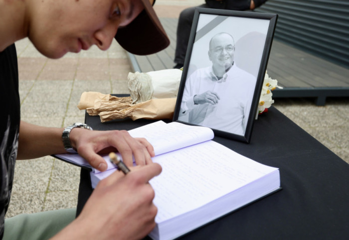 (FOTO) Oproštaj od velikana: Knjiga žalosti za Duška Vujoševića otvorena ispred Beogradske arene