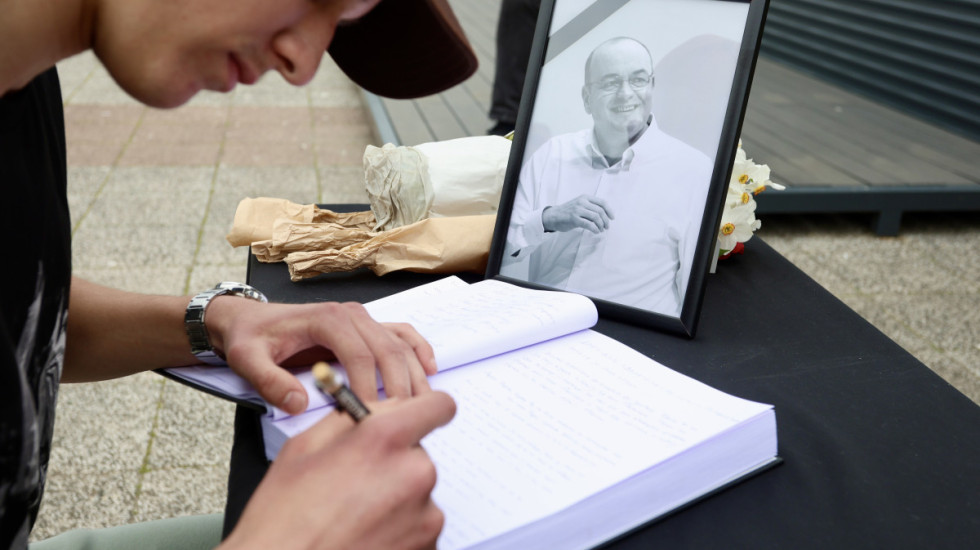 (FOTO) Oproštaj od velikana: Knjiga žalosti za Duška Vujoševića otvorena ispred Beogradske arene