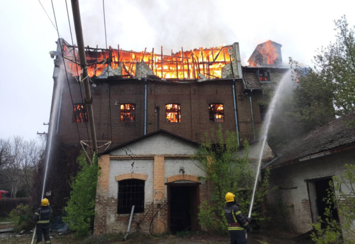 Izbio požar u Obrenovcu: Gori napušteni objekat, vatrogasci na terenu