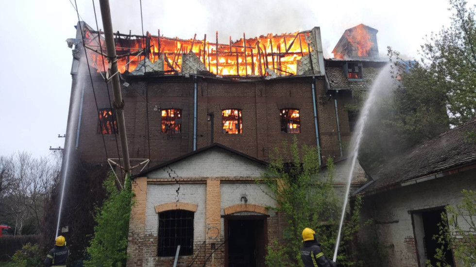 (FOTO) Gori napušteni objekat u Obrenovcu, požar gasi 20 vatrogasaca