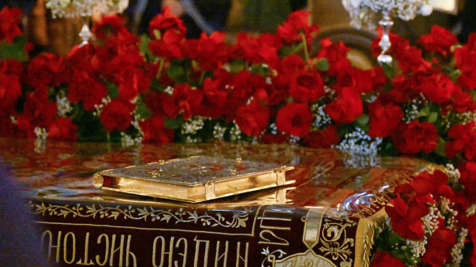 (FOTO) Izneta plaštanica, platno koje simbolizuje Hristovo stradanje, u Hramu Svetog Save u Beogradu