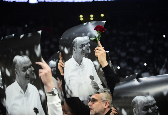 (FOTO) Minut ćutanja i ruže na terenu: Arena u znaku Duška Vujoševića, navijači se u suzama oprostili od slavnog trenera