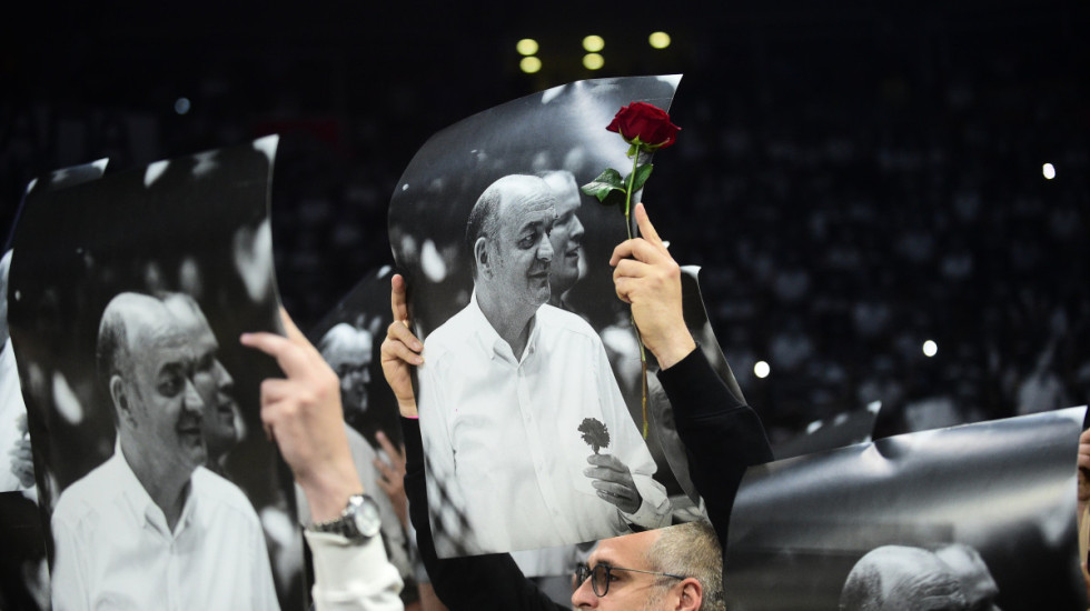 (FOTO) Minut ćutanja i ruže na terenu: Arena u znaku Duška Vujoševića, navijači se u suzama oprostili od slavnog trenera
