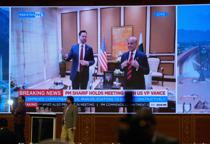 (FOTO) Mirovni pregovori SAD i Irana u Islamabadu: Premijer Pakistana razgovarao sa Vensom, prethodno sa Arakčijem