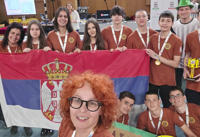 Robot "Džaja" i kragujevački gimnazijalci osvajaju svet: Mladi tim ide na takmičenje u SAD