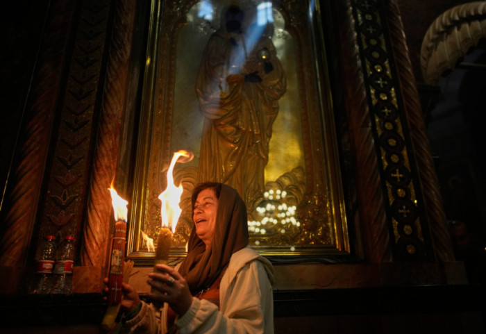(FOTO) Jerusalim u plamenu vere: Blagodatni oganj obasjao Hram groba Gospodnjeg