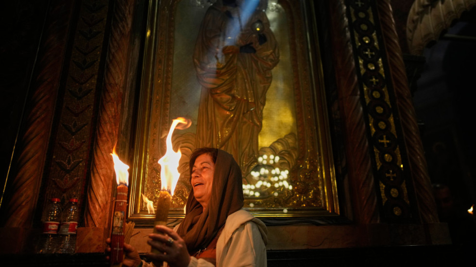 (FOTO) Jerusalim u plamenu vere: Blagodatni oganj obasjao Hram groba Gospodnjeg