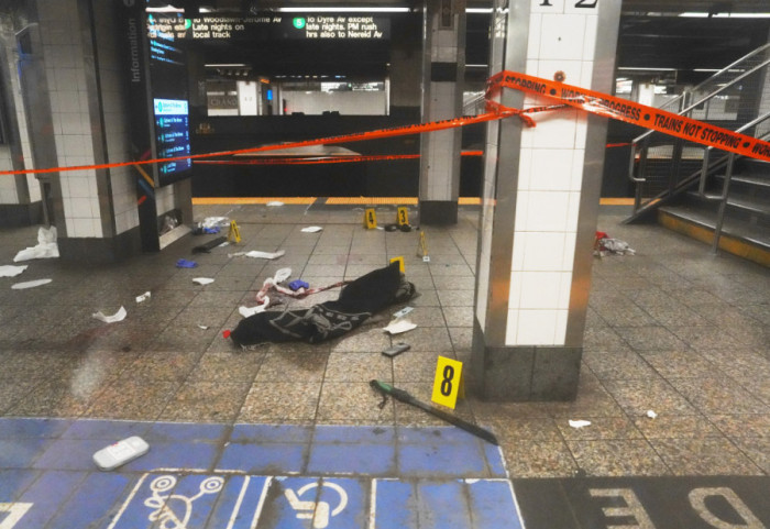 Napad mačetom u Njujorku: Tri osobe povređene, napadač ubijen