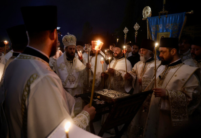 (FOTO) Podeljen Blagodatni oganj iz Jerusalima vernicima u Hramu Svetog Save u Beogradu