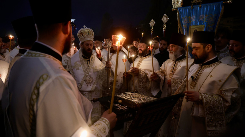 (FOTO) Podeljen Blagodatni oganj iz Jerusalima vernicima u Hramu Svetog Save u Beogradu