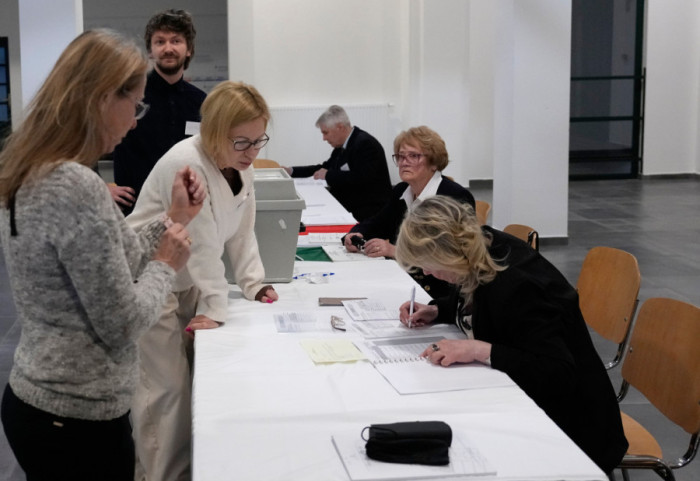 Parlamentarni izbori u Mađarskoj: Glasanje počelo u šest časova, za prvih sat vremena izašlo 3,46 odsto građana