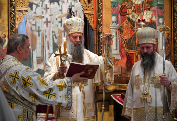 (FOTO) Patrijarh Porfirije služio vaskršnju liturgiju na KiM: Prisustvovao veliki broj vernika