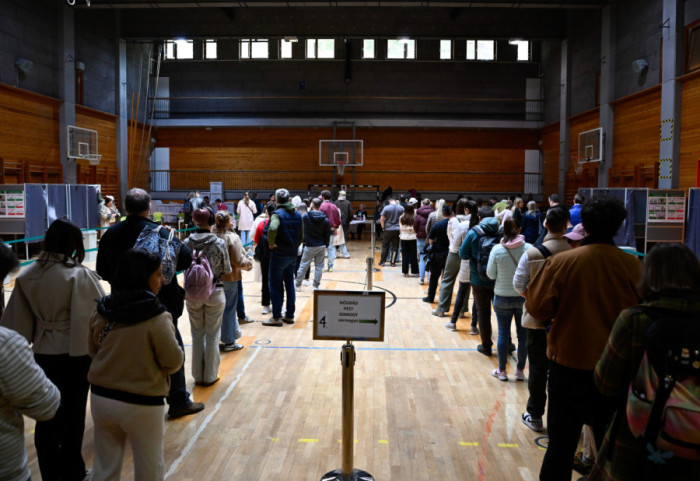 (FOTO) Parlamentarni izbori u Mađarskoj: Do 11 sati izlaznost 37,98 odsto, što je 15 odsto više nego pre četiri godine