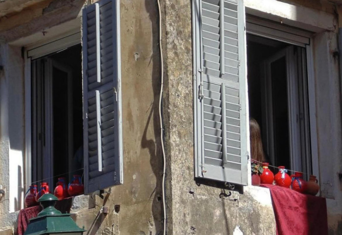 (FOTO) Neobična tradicija koja traje vekovima: Grci na Krfu proslavljaju Vaskrs bacanjem ćupova sa prozora