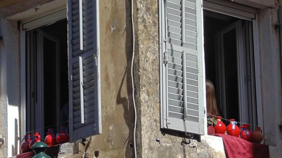 (FOTO) Neobična tradicija koja traje vekovima: Grci na Krfu proslavljaju Vaskrs bacanjem ćupova sa prozora