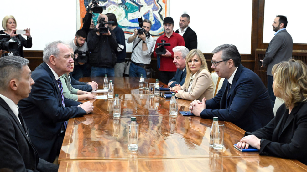 (FOTO) Završene konsultacije Vučića sa predstavnicima Ruske stranke, JS i ZS: Tema vanredni parlamentarni izbori