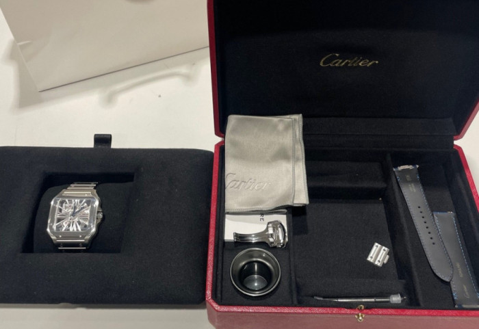 (FOTO) Na aerodromu Nikola Tesla zaplenjena luksuzna roba u vrednosti većoj od 40.000 evra