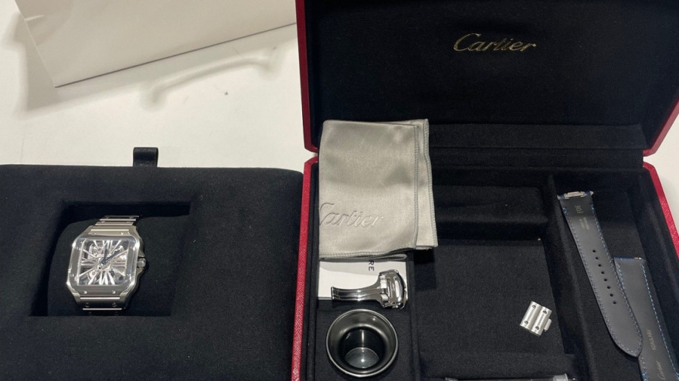 (FOTO) Na aerodromu Nikola Tesla zaplenjena luksuzna roba vredna više od 40.000 evra