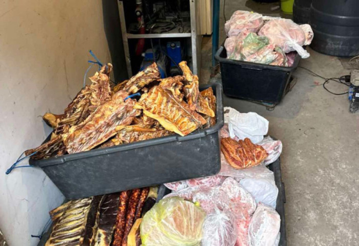 (FOTO) Otkrivena nelegalna klanica u Subotici: Više od tone neispravnog mesa završilo u prometu
