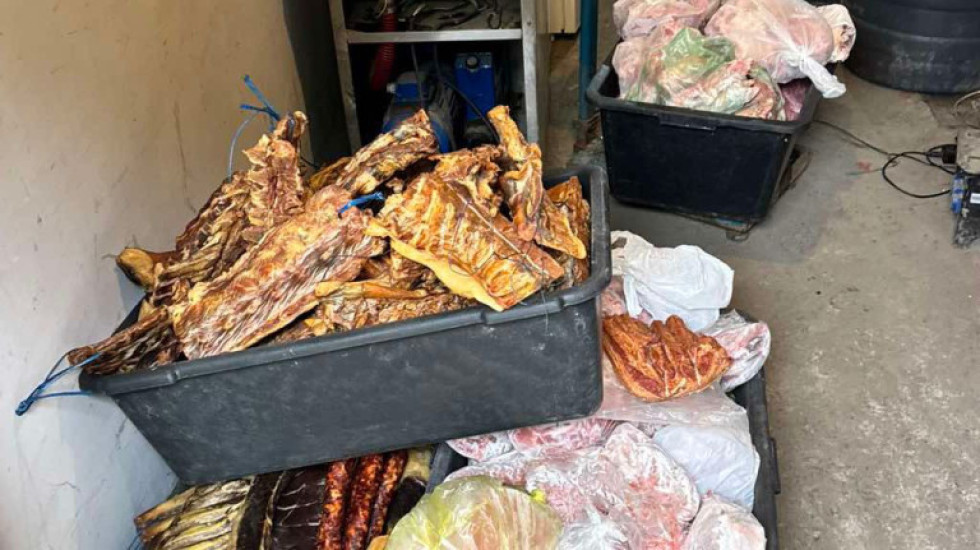 (FOTO) Otkrivena nelegalna klanica u Subotici: Više od tone i po neispravnog mesa završilo u prometu
