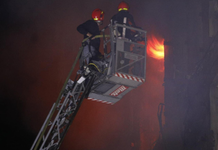 (FOTO/VIDEO) Požar zahvatio zgradu u Tirani, najmanje 11 osoba povređeno