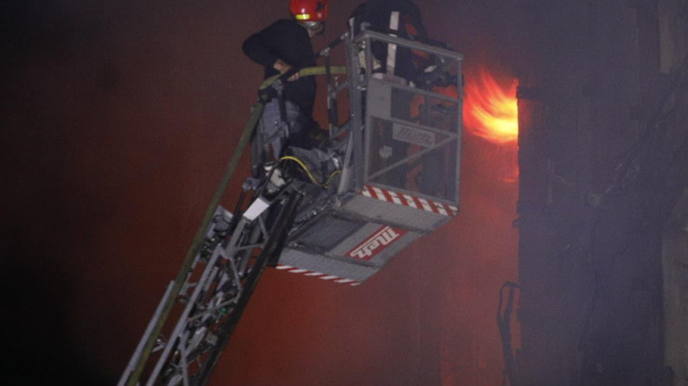 (FOTO/VIDEO) Požar zahvatio zgradu u Tirani, najmanje 11 osoba povređeno