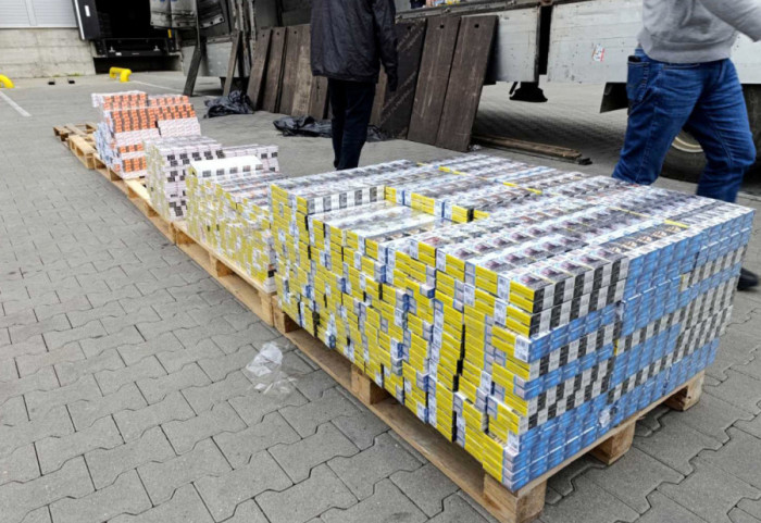 (FOTO) Krio u vozilu skoro 2.000 bokseva cigareta vrednih više od dva miliona dinara: Uhapšen Pančevac (40)