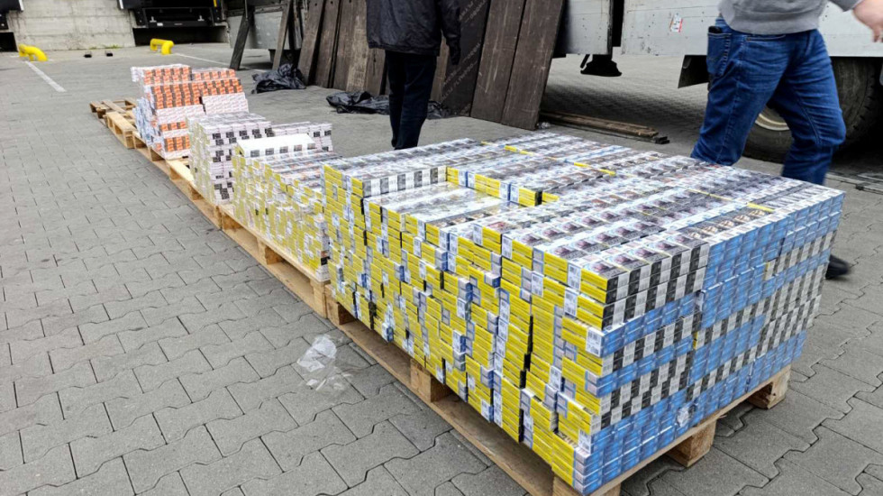 (FOTO) Krio u vozilu skoro 2.000 bokseva cigareta vrednih više od dva miliona dinara: Uhapšen Pančevac (40)