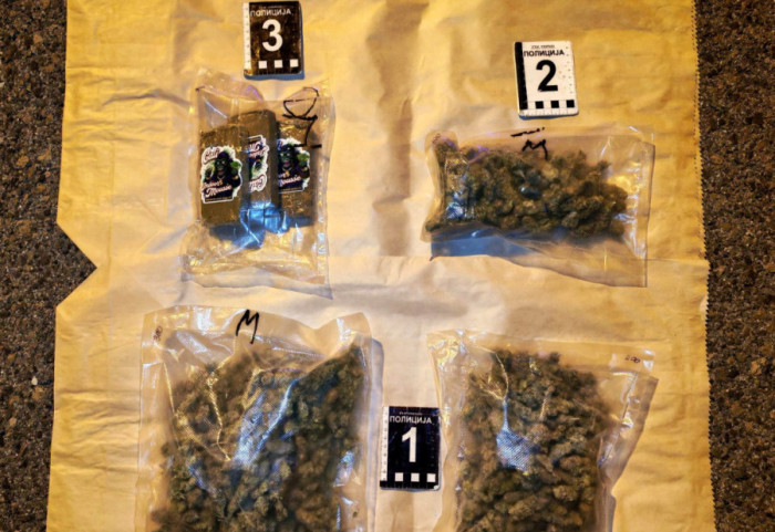 Pronađena po tri paketa marihuane i hašiša u folksvagenu: Uhapšen mladić (21) iz Aleksinca