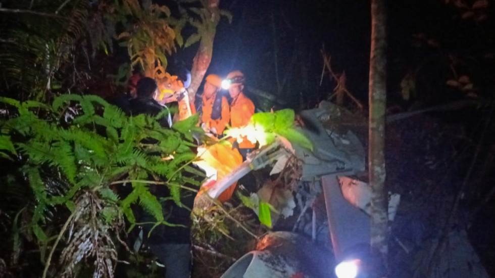 (FOTO) Osam članova posade i putnika poginulo u padu helikoptera u Indoneziji