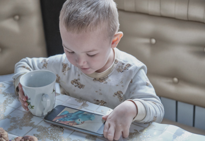 Više štete nego koristi: Mobilni telefon tokom obroka negativno utiče na razvoj deteta