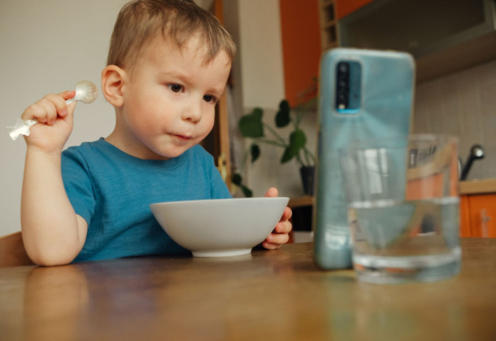 Više štete nego koristi: Mobilni telefon tokom obroka negativno utiče na razvoj deteta