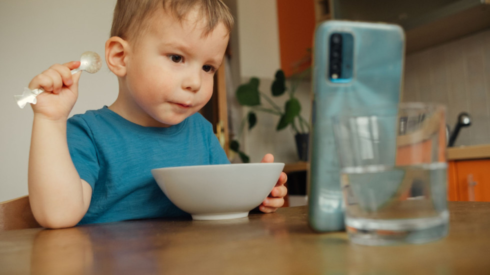 Više štete nego koristi: Mobilni telefon tokom obroka negativno utiče na razvoj deteta