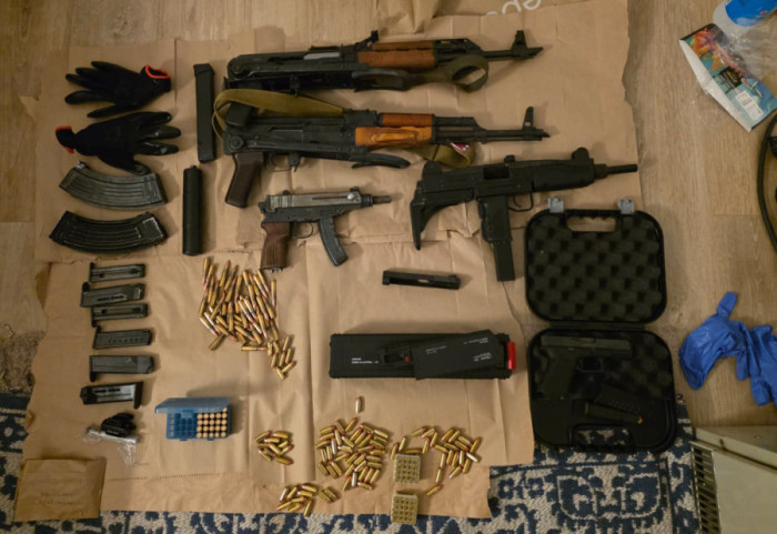 (FOTO/VIDEO) Policija u Beogradu zaplenila arsenal oružja i drogu, uhapšene tri osobe