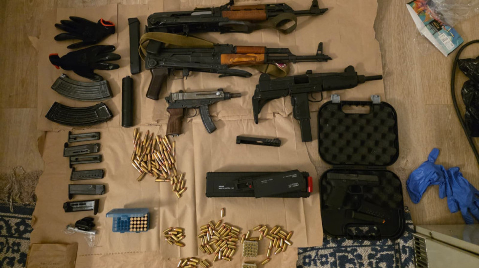 (FOTO/VIDEO) Policija u Beogradu zaplenila arsenal oružja i drogu, uhapšene tri osobe