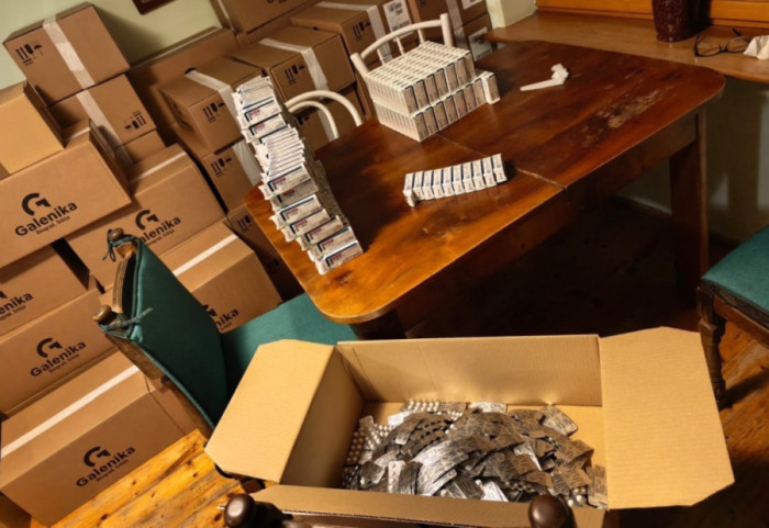 Uhapšen muškarac (48) iz Vrdnika, u porodičnoj kući zaplenjeno skoro pola miliona tableta