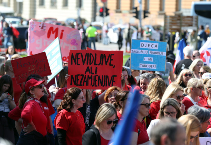 (FOTO) "Ako Vlada ne reaguje, izgubiće izbore": Hiljade građana u Zagrebu traži veće plate i penzije