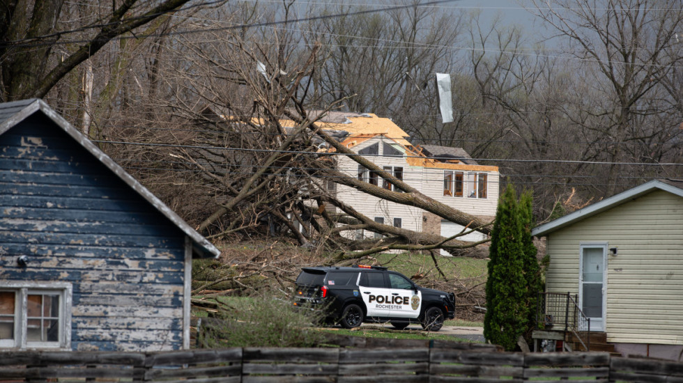 (FOTO) Olujni vetar oštetio kuće, nosio krovove i čupao drveće: Serija tornada u SAD