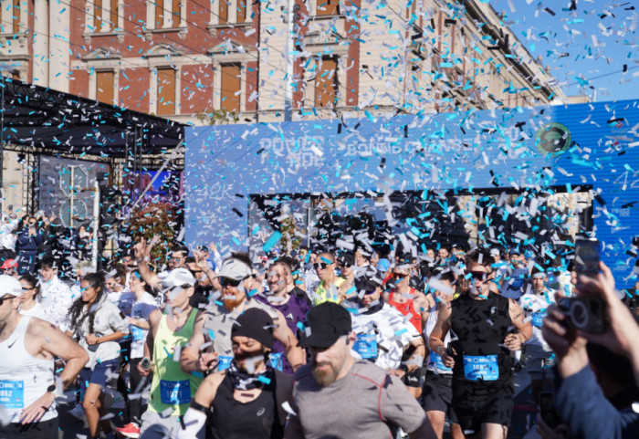 Počeo 39. Beogradski maraton startom na Trgu republike., učestvuje 14.500 takmičara