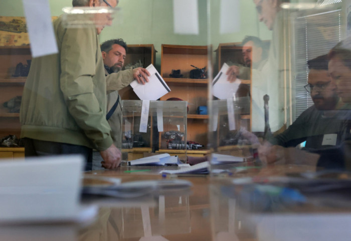 (FOTO) Otvorena birališta za vanredne parlamentarne izbore u Bugarskoj, pravo glasa ima više od 6,5 miliona građana