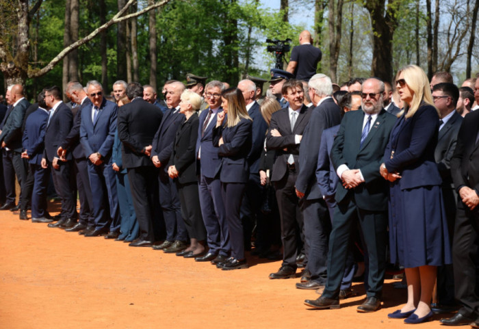 Dan sećanja na žrtve u Jasenovcu: Položeni venci na grobno polje u Donjoj Gradini, Vučić na čelu delegacije iz Srbije
