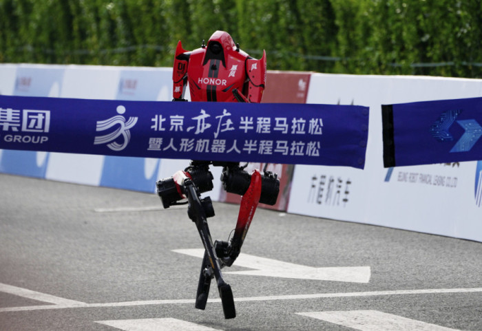 (FOTO) Ljudi protiv mašina u Pekingu: Robot "Munja" prvi prešao ciljnu liniju