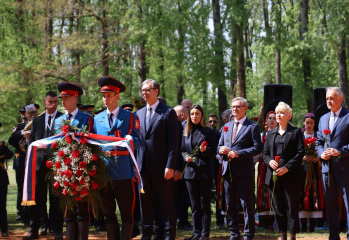Dan sećanja na žrtve u Jasenovcu: Položeni venci na grobno polje u Donjoj Gradini, Vučić na čelu delegacije iz Srbije