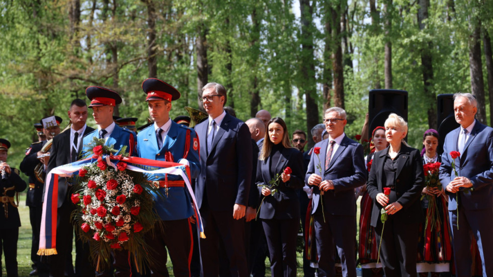 Dan sećanja na žrtve u Jasenovcu: Položeni venci na grobno polje u Donjoj Gradini, Vučić na čelu delegacije iz Srbije